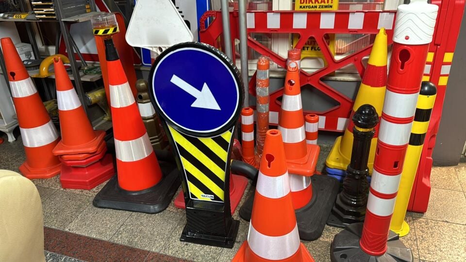 Klasik Kedi Gözlü  Trafik Konisi Fiyatı Otopark Duba Trafik Konisi Ucuz Yol Uyarı Konisi 52 cm