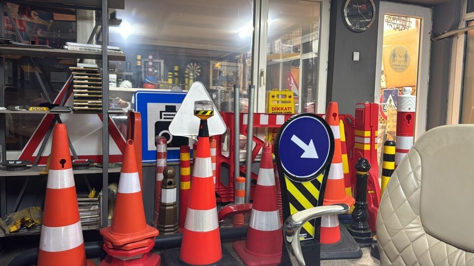 Klasik Kedi Gözlü  Trafik Konisi Fiyatı Otopark Duba Trafik Konisi Ucuz Yol Uyarı Konisi 52 cm