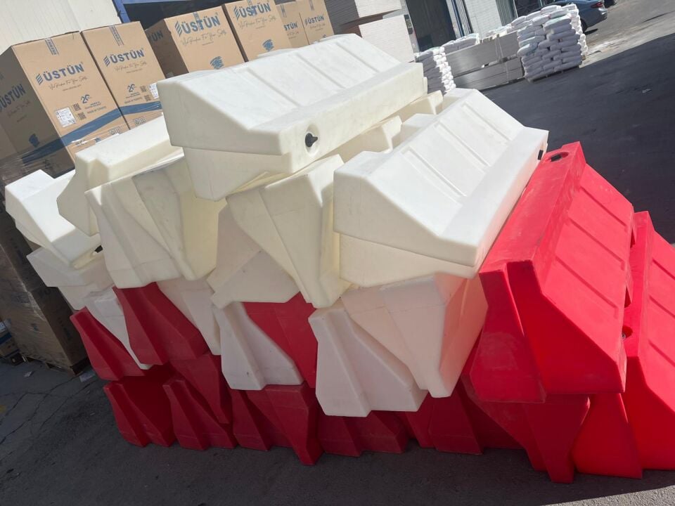 Yol Bariyeri Plastik Su Bariyeri Karayolları Oto Yol Kenarı Bariyer  50 x 50 x 150 cm