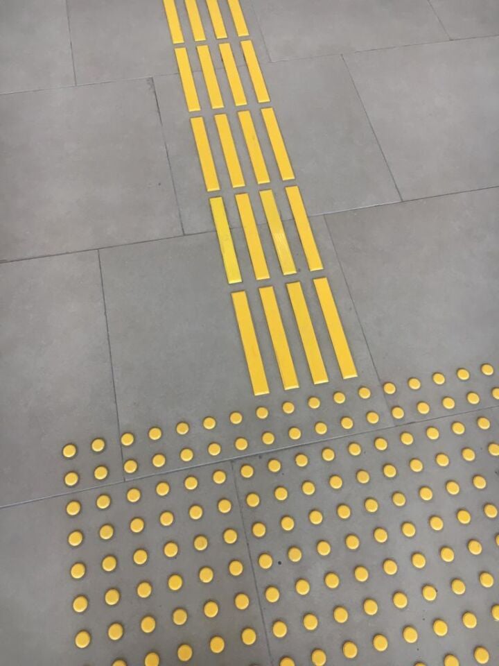 Hissedilebilir Yüzey Görme Engelli Yürüme Yüzeyleri Klavuz Tip (Sarı) 40x40cm