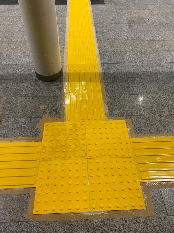 Hissedilebilir Yüzey,Görme Engelli Yürüme Yüzeyleri ,Yürüme işaretlemeleri Uyarıcı Tip (Sarı) 40x40 cm