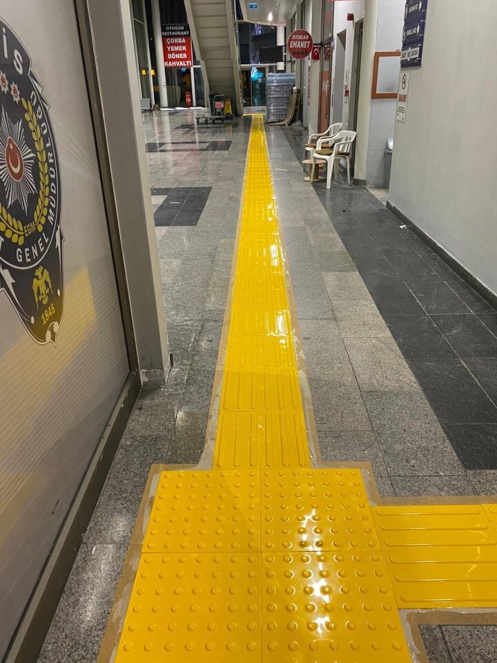 Hissedilebilir Yüzey Görme Engelli Yürüme Yüzeyleri  Çubuk (Sarı) 30x30cm