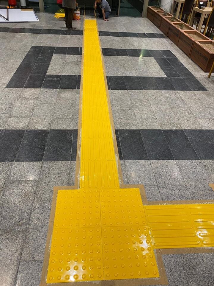 Hissedilebilir Yüzey Görme Engelli Yürüme Yüzeyleri  Çubuk (Sarı) 30x30cm